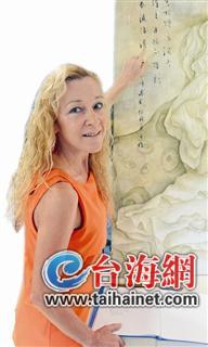 意大利女油画家独爱厦门 在油画上用中文写诗歌