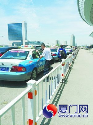 的士在厦门北站出发层违停揽客。
