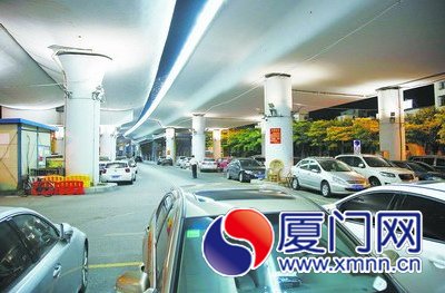 演武大桥桥下停车场的小轿车车位都租给了周边居民