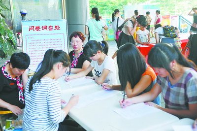 参加活动学生填写相关调查问卷。