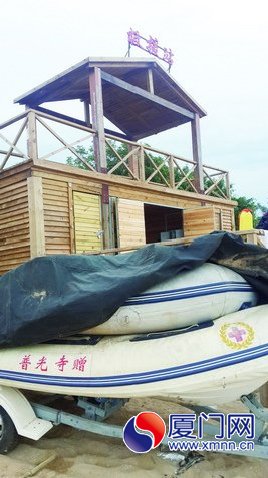 救援站旁的两艘艇完好无损
