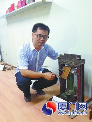 杜建国展示他的研发成果