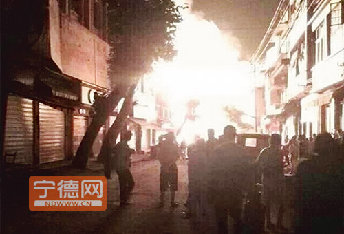 周宁西街突发大火10座民房被毁 幸无人员伤亡1