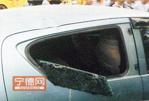 蕉城“黑的”争抢客源引纠纷 打砸车辆来泄愤