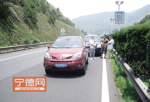 沈海高速前方车为避探头突然刹车 后方车追尾