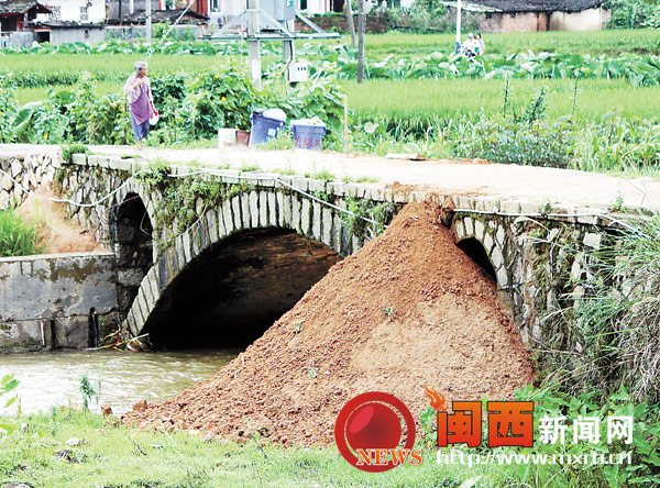 上杭南阳镇茶溪村乱倒弃土目击记1