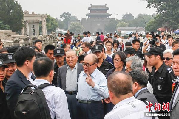7月7日，中国国民党高级将领郝柏村来到北京卢沟桥访 