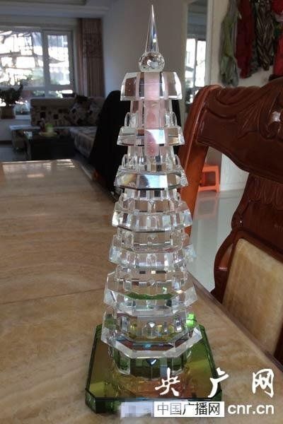 家长从庙中请回的塔，称此塔可护考生高考思路清晰，&nbsp;