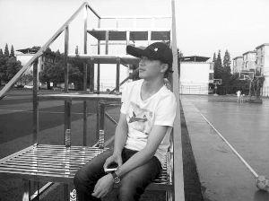 柳艳兵头部伤口有点发炎，为了遮住重新裹上的纱布，&nbsp;