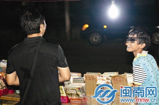 夜里摆摊时，阿兴和儿子玩闹