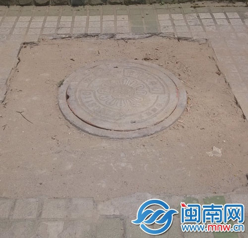 缺少地砖的人行道露出黄土