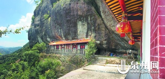 镶嵌在岩缝中的灵应寺