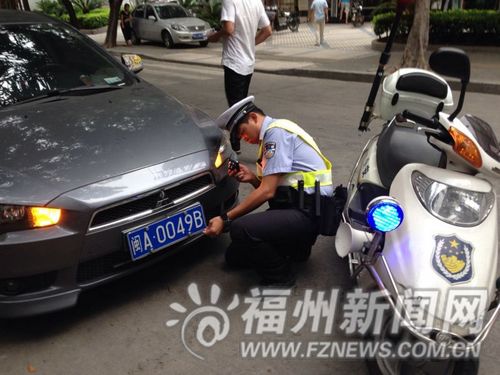 福州一小车安装活动牌架被查
