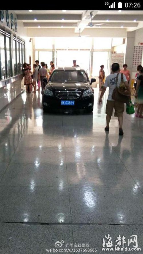 一辆闽K03889公车驶入省妇幼保健院一楼门诊大厅