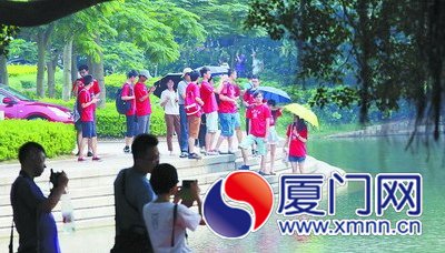 人们在水边游玩