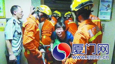 消防人员救出受困电梯人员