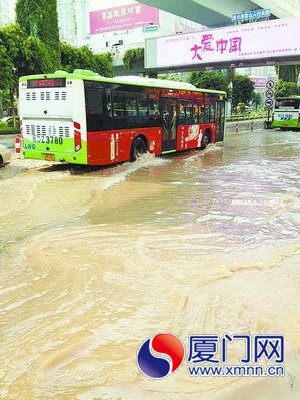 公交车涉水