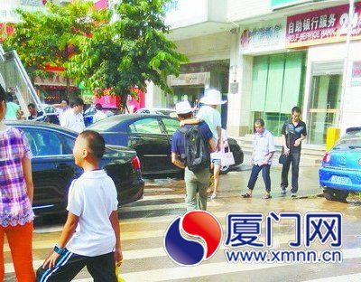 抱起孩子过路