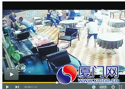 一伙人冲进酒吧，一通打砸