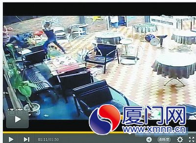 顾客四散逃走，混乱还在继续