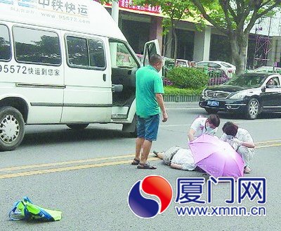 好心路人给老人留伞挡太阳，120医护人员赶来救治