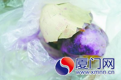 李女士买到的“染色蛋”。