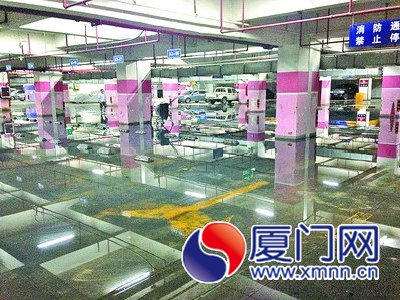 明发商业广场楼下污水泵故障 负一层车库遭水淹