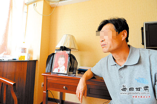 失去儿子的苟先生悲痛不已。