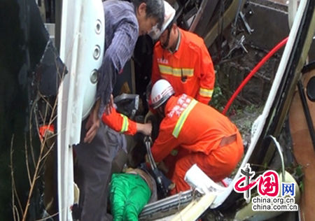 云南大理大保高速发生客车侧翻事故