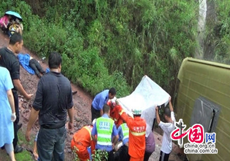 云南大理大保高速发生客车侧翻事故2