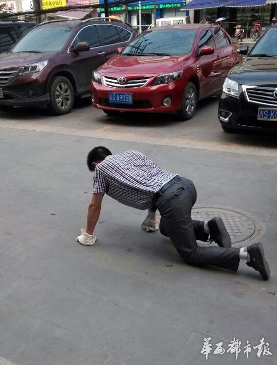 三名老总因销售业绩未完成 冒40度高温爬行