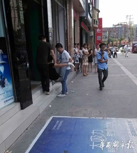 三名老总因销售业绩未完成 冒40度高温爬行2