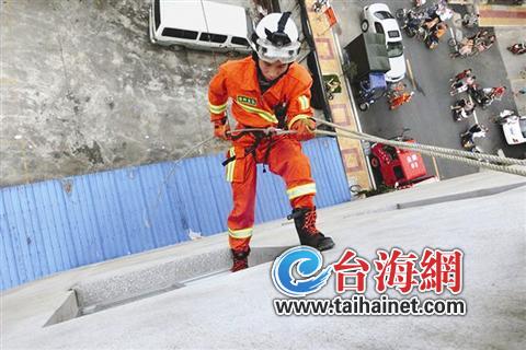 “天降神兵”解救被困男孩