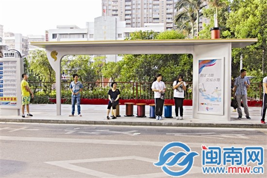 新的公交亭有缝纫机外形、线轴候车椅