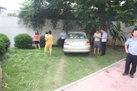 民警在某院子内找到了车牌号为“闽C·G6879”的肇事 