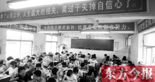 在有“高分梦工厂”之称的郸城一高，教室里贴满了高&nbsp;