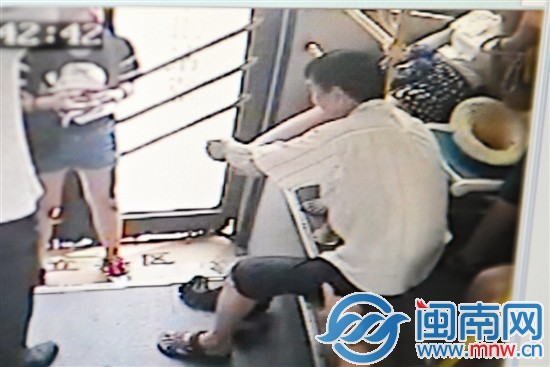 从黄敏晕倒到医院，白衣男子一直帮她按脚