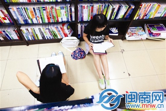 泉州书城里许多人席地而坐