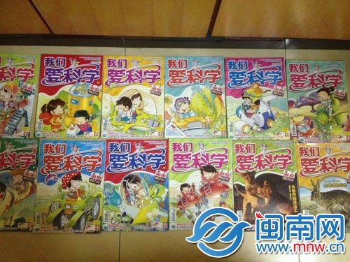 100多本课外书摆满叶女士家的客厅