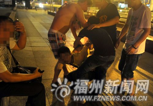 禁毒民警在五四路新华都门口现场抓到毒贩