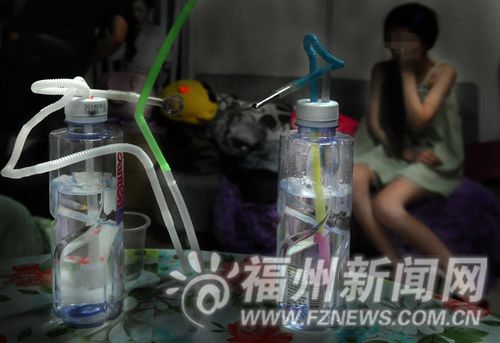 台江区中亭街某小区林氏姐妹住处，民警搜出吸冰工具