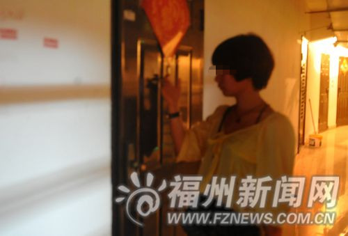 记者扮物业人员探毒窝
