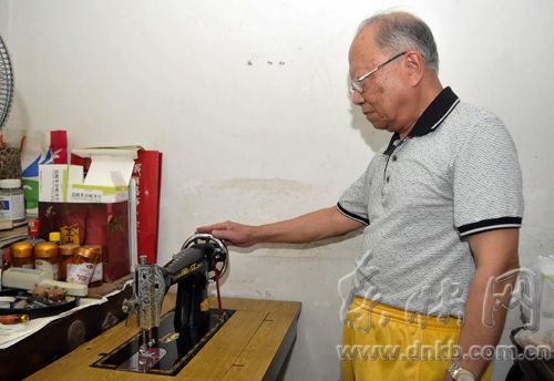 看着“闽江”牌缝纫机林国鼎老先生若有所思
