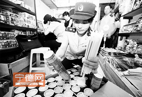 宁德市区警察查获三无荧光棒