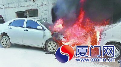 小车自燃“惹火”边上面包车