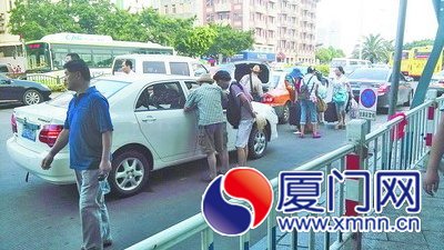游客向黑车司机问价。