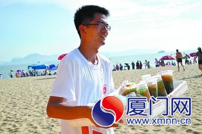 学生在白城沙滩卖绿豆汤