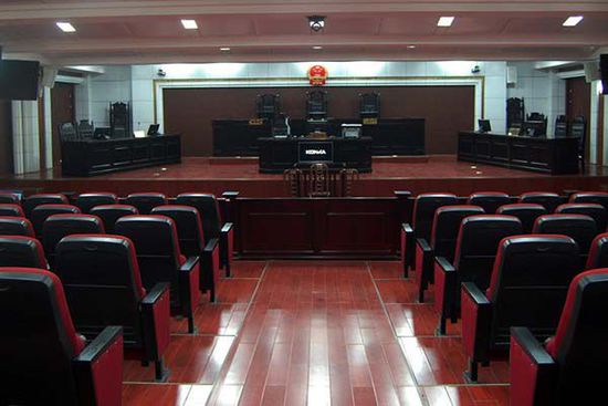河北张北县法院将被告人关入铁笼中