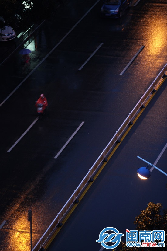 漳州市区胜利西路下起雷阵雨