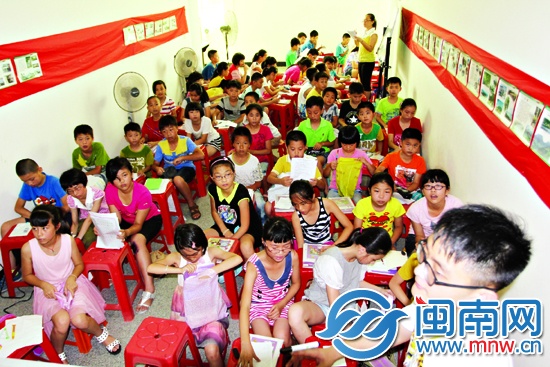 500多名学生集中在村委会的三楼里上课